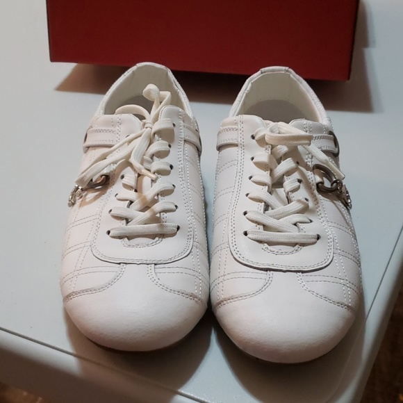 Guess Shoes - Picture 2 of 3